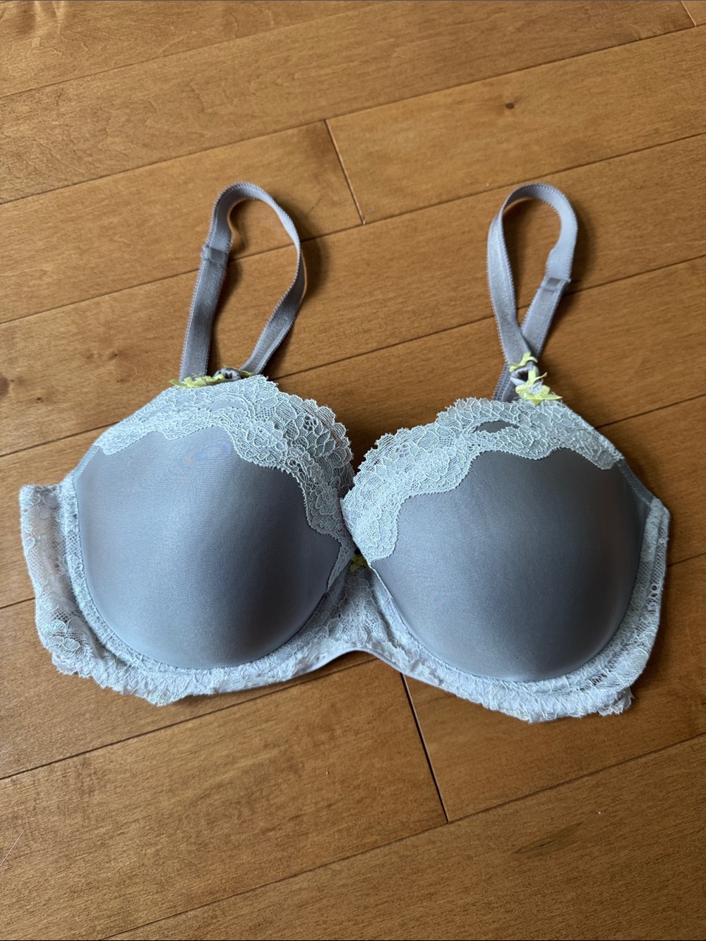 Victoria’s Secret Dream Angels Demi Gray Lace Bra in 34DD